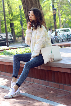 TAKE A BREAK! We all need a break from the daily struggle and nothing better than having a drink and walking around in a park for example. Enjoy the fresh air and sun.. More here: http://jenniferbachdim.com/2015/05/20/take-a-break/ #OOTD 