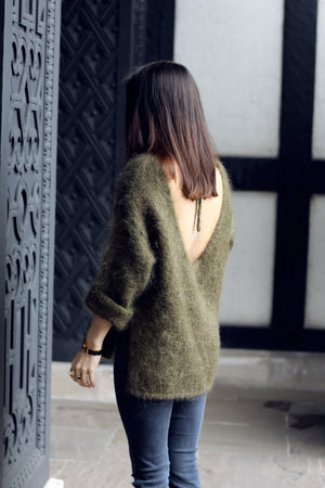 OVERSIZED SWEATER WITH A DELICATE BACK! Nothing better than the back view of this look, don't you think? More here: http://jenniferbachdim.com/2015/04/24/delicate-back/ #OOTD 