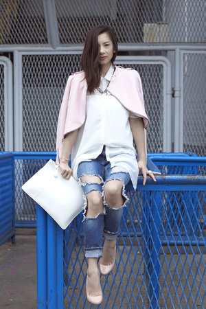IFW DAY 2: RIPPED JEANS @ GBK !! Simply loving this casual yet playful look, what about you? http://jenniferbachdim.com/2015/03/19/ifw-day-2-look/ #IFW #OOTD 