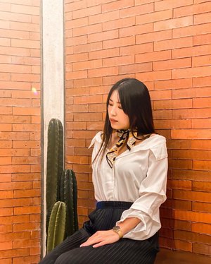 Heavily influenced by Korean drama🧡
.
#coffeeshop #coffeedia #vintage #vintagescarf #koreanstyle #lightroomedit #jakartabarat #photooftheday #lightroom #igdaily #potd #instagood #lifestyle #fashion #clozetteid #instafashion #ootd #dirumahaja #photoshoot