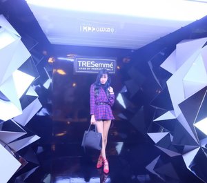 💃🏻 tryin to rock this @tresemmeid photobooth. 
Omg~ the light is so tricky 😱
#totallyallout #tresemmeid #clozette #clozetteid #beautynesia #bfa2017 #beautyfestasia2017 #beautyfestasia #beautyblogger #fblogger #haircrush #ootd