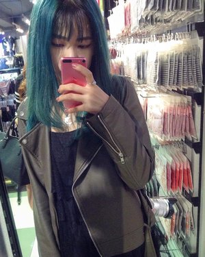 This is What happened to me While waiting for sissy and mom shopping lol 🤗 #mirrorselfie #clozetteid #starclozette #haircrush #mermaidhair #bloggerbabes