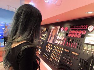 Can't decide what to buy this time 🤔 💬
.
.
.
Btw, i love how my hair color turn out this time 😍
[ 📸 Beautifully captured by lil sis ]
#stylenanda #3ce #3concepteyes #korean #koreanskincare #koreanmakeup #skincare #makeup #haircrush #ombrehair #clozette #clozetteid #beautynesia #beautynesiamember #whatwelikeco #beautybloggerid #travelwithjennifermarc