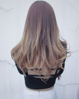 Day 3 : Curls 😘 @dewimag @shopatglow  #GlowXDewiWishlist #curls #hair #hotd #clozetteid #starclozetter #byJennifermarcellina #ombre