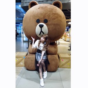 Hi Mr. Brown 🐻
Nice to meet you, again ❤
.
.
.
.
.
Btw,  did you already read my latest post about "a healthy lifestyle with greek yogurt" on my blog? 😊
If didn't, you can go read it now at Jennifermarcellina.blogspot.com ✌
#CLOZETTEID #beautynesiamember #sbnmember #cchanel #healthylifestyle #jennyummys #jennifermarcellinaroundtheworld #linevillage #traveldiary #ootd #lookbookindo