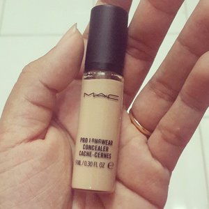If you have very oily skin. And always find your concealer creased and budged.. THIS CONCEALER IS THE ANSWER.MAC PRO LONGWEAR Concealer.I'm always happy with this lil buddy.. #ClozetteID #MakeupArtist #ILoveMakeup #Makeup #Concealer #MAC #ProLongWear