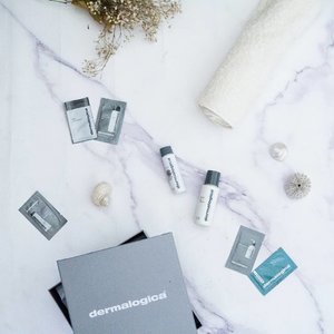 Been trying Dermalogica's products for about a month now, annddd I loovveee 'em!!
The cleansing oil cleanse every bit of my makeups very well (including my heavy mascaras👀). And the facial cleanser is super gentle as well, it hydrates but doesn't make my skin oily 😊💕
SUPER LOVEEE, thankyou @dermalogica_indonesia 💋 #dermalogicareview #clozetteid #clozetteidreview #skincare #skincareroutine