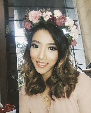 Another beauty garden-theme makeup by @jnsmua, wearing flower crown from @elfiorflowers.id 😍🙄🌹🌸 #makeupartistsurabaya #muasurabaya #flowercrown #clozetteid