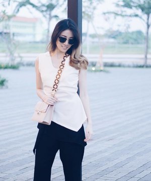 Loving this asymmetrical top from @fortunatine, matchy-matchy with @kooleet.id's bag strap 🙆🙆 #ootd #clozetteid