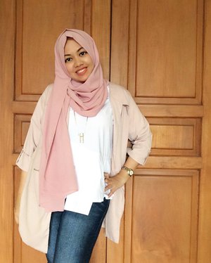 Pair your white blouse with khaki outer to create this nude pastel look ...#clozetteid #clozettedaily #hijabootdindo #hijabootd #ootdhijaberindo #gaudiclothing #gaudivillers