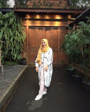 Dress Code for today : white with a touch of gold.. Launching Citra Sabun Lulur at Plataran Dharmawangsa...#clozetteid #momblogger #bloggermom #hijabblogger #ootdhijab #hijabootd #hotd #ootdhijabindo