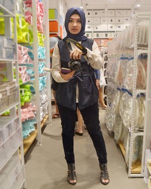 Sekali-sekali numpang selfie di toko orang, deh, sekaligus penutup upload foto hari ini. 😄 good night 🌃
#selfie #ootd #hijabootdindo #hijabers #clozetteid #clozette