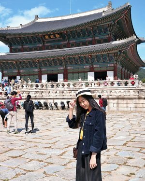 Filtered vs Unfiltered (swipe 👉👉) It was during Chuseok so the Gyeongbok Palace was crowded! But it was a great timing to take photo so yeaah. 경복궁❤
#visitseoul #seoul #chuseok #gyeongbokgung #clozetteid
#gegeciellatravel