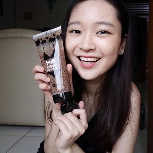 I love pampering myself, and one of my favourites treatment is scrubbing! Because you don't need expensive products/treatment, but you can instantly feel your skin is lighter and smoother.

W.Lab Milk Bubble Body Scrub is really good! Even though it doesn't have strong milk scent, but I'm sure you guys know how good is milk for the skin. The smell of the scrub makes me feel refresh. The scrub itself is not really big so don't worry it won't be too harsh for your skin.

I guess this product would be perfect for people who loves beaches. 
You want to have good skin in your bikini right? Hehehe.

Try, try, try! 
You need to know why I love this product so much.
Anyway, this is 200 ml so it will last pretty long.
Try or you'll regret later😜😜
.
.
.
You can shop the product here https://hicharis.net/gegeciella/1Q1
.
.
.
#charisceleb #clozetteid #clozetteidreview #lykeambassador