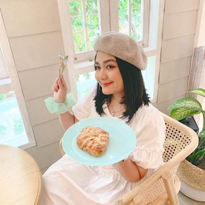 That kind of face when I found new croissant in J town😻 But sadly this one is Zonk  because it taste like bread babess 🤣🤣🤣 that’s why I didn’t put hashtag of #CeritaCroissantIcha .Ada ide ngga croissant mana yang kalian mau aku coba💛💛 let me know comment do below💕#IchaMauCerita #clozetteid #parisianvibes #vintagestyle