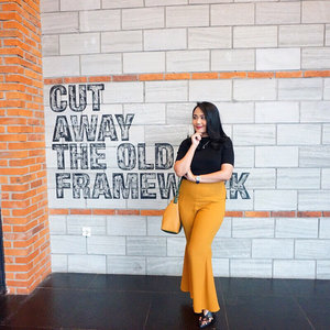 Because Classic never goes out of style. In a world full of trends I want to remain as a CLASSIC. Wrap in cute classic pants @minimal .
.
.
.
. 
#iwearminimal #clozetteid #ootd #classicstyle