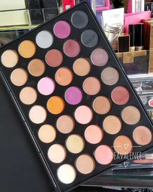 Review is on the way 💕 Good morning everybody!
.
.
.
#clozetteid #clozettestar #makeupmess #makeupjunkie #makeupaddict #makeuphoarder #makeuplover #beautyjunkie #indonesianbeautyblogger #fdbeauty #luxurymakeup #highendmakeup #motd #fotd #dailymakeup #bloggerindonesia #bloggerkediri #beautyvlogger #vloggerindonesia #bloggersurabaya #indonesiabeauty #morphe #morphebrushes #35n