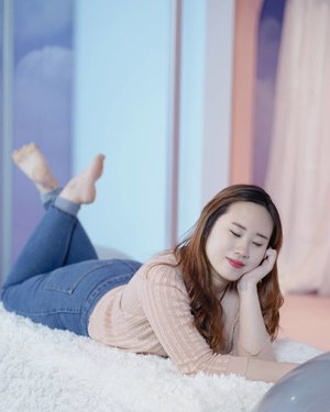 it's raining! wear your comfy clothes and go back to sleep! 
or
if u wanna watch your dramas, that would be great too. 随便你

#rainyday #sleepy #mood #daily #instadaily #kbeauty #clozetteid #instagram #photooftheday #portrait