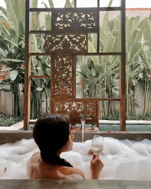 Relax everyone, weekend is coming🥰🍃........#clozetteid #bathtub #bubble #bubblebath #chill #relax #weekendvibes #weekend #bali #island #tropical #friday #tgif #bathtubgoals #bathtime #luxury #luxurylifestyle #instalove #instagood #instadaily #instamood #instatravel