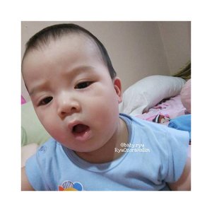 When he was trying to take my handphone 😂😂😂 @baby.ryu #RyuOzoraHalim #baby #babyoftheday