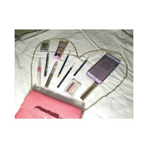 What's in my makeup bag?
Just makeup and Handphone ❤
.
@glitzmediaid
#GlitzmediaGiveaway #GlitzmediaID