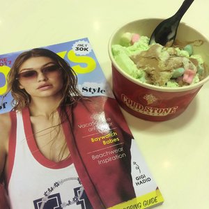 Ice cream and a magazine, pure happiness 🍦
.
.
.
#looksmagazine #foodporn #coldstone #chocolatemint #clozetteID