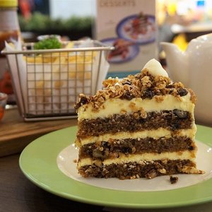 Craving for something sweet? Go check @almondtreecakes Gandaria City. It serves mouth watering sliced cakes with affordable price. I fell for its carrot cake, filled with generous cream cheese, walnut, and granola._Read my review here 👉🏼 bit.ly/almondtreegancit or link on bio 🍰🥕🧀🍟...#mrshidayahpost #mrshidayahreview #almondtreecakes #foodgram #sweettooth #cakes #foodporn #clozetteid