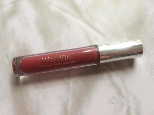 I once underestimated @wardahbeauty Exclusive Matte Lip Cream because the first batch shade was boring. Then they launched new shades and I fell in love with "Plump it Up" after @lippielust swatching it. Now it's one of my favorite shade. Read the review, link on bio.
.
.
.
#WardahYouniverse #wardahlipcream #lipstickjunkie #lipstickaddict #clozetteID #fdbeauty #lipsticklover