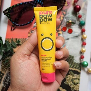 Look at the screaming face! The cutest ointment ever! It’s @purepawpawid in grape scent. It’s not your ordinary ointment, with the sweet scent from grape, melts easily on the dry/chapped skin.
_
Read the review here 👉🏼 bit.ly/purepawpaw 🍇
.
.
.
#mrshidayahpost #mrshidayahreview #purepawpawid #purepawpaw #purepawpawointment #skincare #drugstore #clozetteid