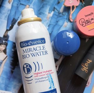 New post is UP on the blog! @bioessenceid Bio Miracle Water, a face mist to freshen up your face/toner/setting spray.
_
Read the review here 👉🏼 bit.ly/biomiraclewater or link on bio 💙
.
.
.
#mrshidayahpost #mrshidayahreview #skincare #bioessenceid #facemist #clozetteid #fdbeauty
