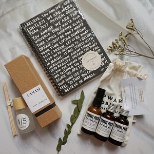 How @chicanddarling spoiled their guests last week! All the goodness in a paperbag ✨
.
.
.
#thedarlingjourney #magical5th #chicanddarling #homedecor #homegoods #camanihome #goodvibesorganics #organicskincare #flatlay #clozetteid