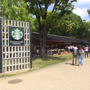 Ueno Park is a hugggeee city park  and I found this chic @starbucks outlet inside the park. Long queue is an ordinary thing in Tokyo 🍵☕️
.
.
.
#starbucks #starbucksjp #uenopark #eunoonshipark #foodporn #clozetteID #leisure #travel #wyntraveldiary #wheninTokyo