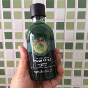 @thebodyshopindo Spiced Apple Shower Gel, wanginya unik campuran apel dan cengkeh. I just love the solid green liquid 💚💚
.
.
Link 👉🏼 http://bit.ly/2jEYJQ0
.
.
#thebodyshop #spicedapple #clozetteID