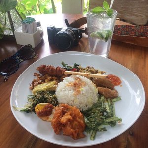 Bali in a plate: @nook_bali's Nasi Campur Special (it's halal btw) and lime squash. Perfect companion for this sunny Seminyak 🍴
.
.
.
#nookseminyak #nookbali #balineseculinary #foodporn #travel #leisuretime #leisure #wyntraveldiary #clozetteid