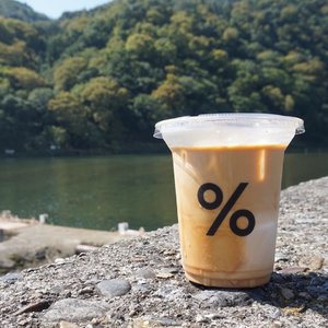 Jujur, itinerary utama ke Kyoto cuma mau jajan @arabica.journal Iced Cafe Latte di outlet Arashiyama. Semua gara-gara @alodita yang bikin saya virtually in love with the concept. Ngopi santuy di pinggir Hozu-gawa River yang aesthetic. Apa daya, cuaca Kyoto terik banget, keringet beneran segede biji jagung. Jadilah ngopi sambil payungan dan makan pastries._Apakah lanjut ke Arashiyama Bamboo Forest? Tentu tidak! Lanjut balik ke hotel dan nggak ke mana-mana lagi sampai besok check out, ke Kyoto Station, check in di Piece Hostel demi nunggu Willer Express Bus menuju ke Tokyo ☕️...#wyntraveldiary #arabicajournal #percentarabica #arabicaarashiyama #explorekyoto #travelgram #wheninjapan #clozetteid #arashiyama #arabicakyoto #