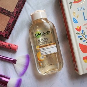 I’m kinda obsessed with micellar water/makeup remover. And I can’t help myself not to try this unique oil-infused micellar water from @garnierindonesia.
_
It has soothing smell from argan oil. Eventho it has oil on it, it doesn’t feel greasy.
_
Read my review here 👉🏼 bit.ly/garnieroilinfused or link on bio ✨
.
.
.
#mrshidayahpost #mrshidayahreview #garnierindonesia #skincare #clozetteid #fdbeauty #GarnierMicellarWater #1LangkahBersih
