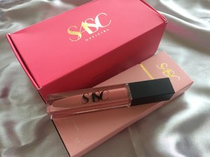 Another early birthday present from @aliakarenina. It's the @sascofficial Dazzling Deeds X @ditasoedarjo. Love the luxurious packaging, can't wait to try this soft peach pink lip cream 💄
.
.
.
#sacsofficial #dazzlingdeedsxditasoedarjo #sascgirl #iwearsasc #clozetteid #fdbeauty #lipstick #mattelipstick #lipstickaddict #lipstickjunkie #makeup