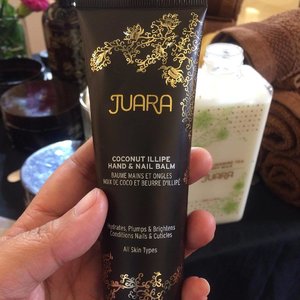 One of the best hand cream I've ever tried! Natural ingredients and smells so so good I can't stop sniffing my own hand @juaraskincare 
#iamjuaragirl #CarnellinXJuara #juaraid #clozetteID