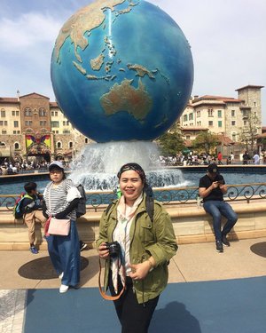 Mandatory pose in front of DisneySea Plaza. See, it's Indonesia's map! 🇲🇨
.
.
.
#wyntraveldiary #wheninTokyo #TokyoDisneySea #DisneySea #travel #leisure #clozetteID