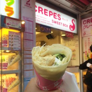 Japanese people are crazy about crepes! You'll find lots of crepes corner along Takeshita Street 🥞🍨🍦🍫
.
.
.
#latepost #clozetteID #foodporn #eatsandtreats #crepes #matcha #wyntraveldiary #travel #leisure #takeshitadori #takeshitastreet #japanesecrepes