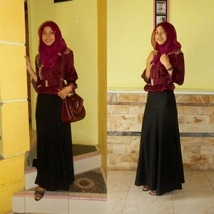 Gaya batik yang ini cocok untuk dikenakan jika akan menghadiri acara resmi. Batik ungu tua dengan bawahan rok hitam lebar. Di percantik dengan tas warna senada dengan batik. You will be look so beautiful and awesome. 
#CLOZETTEID #MYBATIKSTYLE #arjunawedabatik #batikindonesia #proudtowearbatik #haribatiknasional #mystyle #instafashion #ootd #fotd #fashionworld #indonesianfashion