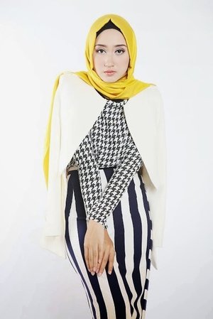 Suka banget sama style fashionnya Dian Pelangi. Ini adalah style work juga dengan penggunaan warna monochrome with yellow hijab. bagus ya :) #InspirasiFashion