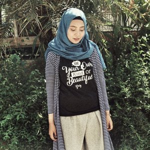 Currently on vacation, and @aha.products is making the most comfortable T-Shirt to wear for such a sunny days. 🌚
#ahaproducts #clozetteid #lookbookindo #starclozetter #hijabstyle #ootdindo #hijabootd