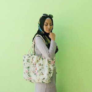 Always a fan of big bag and @chelly.id captured my heart. ❤Love the quality and it makes me look girly. 😊.#clozetteid #fashion #hijabi #starclozetter #hijabchic #hijabilady #caaantik #hijabfashion #hijabcouture