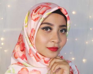 Ibu ibu pejabat 2017. 😅Scarf from @kinalara.id matching my red lippie. 💋Motifnya bunga Raflessia yang khas Indonesia. 😊#caaantik #caaantikbeautyblog #clozetteid #starclozetter #bblogger #beautyblogger #makeup #beauty #hijabi #kinalara