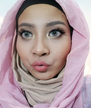 Lagi edit tutorial makeup wisuda. 😁😁Hijabnya belum jadi yaa di foto. ☺Stay tune! 😙#clozetteid #makeup #hijablady #hijabi #muslimahchamber #hijabcouture #hijanchic #makeupwisuda #beautyfeature #hijabmakeupinspiration
