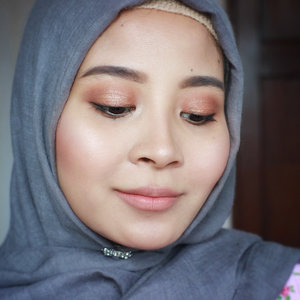 Long time no selfie.🙈
I tried something new and nude today. 😁
.
Which one do you like? Without or with gloss on my lips?
Swipe to check the picture. ☺️
#clozetteid #makeup #starclozetter #bblogger #nudemakeup #makeuplook #caaantik #caaantikbeautyblog