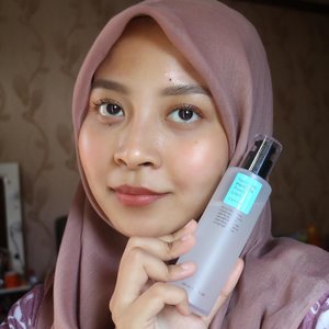 No complexion no worries. 😁COSRX Two in One Poreless Power Liquid helps me achieved this glow! ✨_Even though it’s supposed to work on my pores, some ingredients also work to make your skin glows naturally. 😁_Bit dissapointed since I had high expectation on this product. But if you guys are still new in skincare with acid or currently looking for solution for your enlarged pores without niacinamide, then I deffinitely recommend this product for you. 💕_It doesn’t have strong acid so if your skin is super sensitive with acid reaction the this one is good for you. _Since @cosrx_indonesia doesn’t have this product at their store, you can get this product from @altheakorea 💕_Full and detailed review is up in my youtube channel. Still working on the blogpost in bahasa too! Will be up on Caaanti soon. 😁Meanwhile you can also check my highlight about 2 weeks trial on this product. It’s labeled as COSRX Poreless on my highlight. 🤩#cosrx #cosrxindonesia #cosrxkorea #altheakorea #skincarejunkie #clozetteid #starclozetter #skincareaddict #skincareroutine #skincarereview