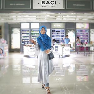 Congratulation @belanjadibandara for the launch of "BACI" at Juanda International Airport. 💋Thanks for having me and @sbybeautyblogger Looking forward to more beauty products inside the store. 😃Lihat yuk gimana serunya launching BACI minggu kemarin. Link nya di bio. 💕#belanjadibandara #SBBbelanjadibandara #surabayabeautyblogger #caaantikbeautyblog #caaantik #clozetteid #starclozetter #bblogger #ootdhijab #hijabootdindo #hijabi
