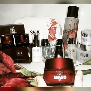 My mother introduced me to SK II a few years back and I've been a loyal user since. Then a few months ago, she suddenly bought me this new baby when we went to @lafayettejkt. Apparently, she tried it before and would want me to try it too. I loved my Stempower but I'm thrilled with this new replacement, RNA Power cream. It has a smooth consistency and it is light, so you won't feel sticky/oily afterwards. It also has a soothing fragrance this time. Lifestyle, stress, pollution has made people to aged earlier. This cream has helped me to fight a few of my skin problems like fine lines, dehydration, and dullness. I can see positive results like a more glowing and smoother skin texture in just after a few days of applying.So, if anyone asked me about the best anti-ageing products, I would highly recommend this RNA Power cream!#lafayetteJKTBeautyReview #ClozetteID
